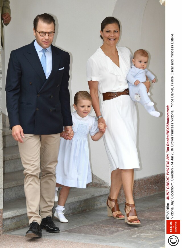 LYSTE OPP: Prinsesse Estelle så ut til storkose seg i armene til sin mor og far. Foto: Rex Features LYSTE OPP: Prinsesse Estelle så ut til storkose seg i armene til sin mor og far. Foto: Rex Features